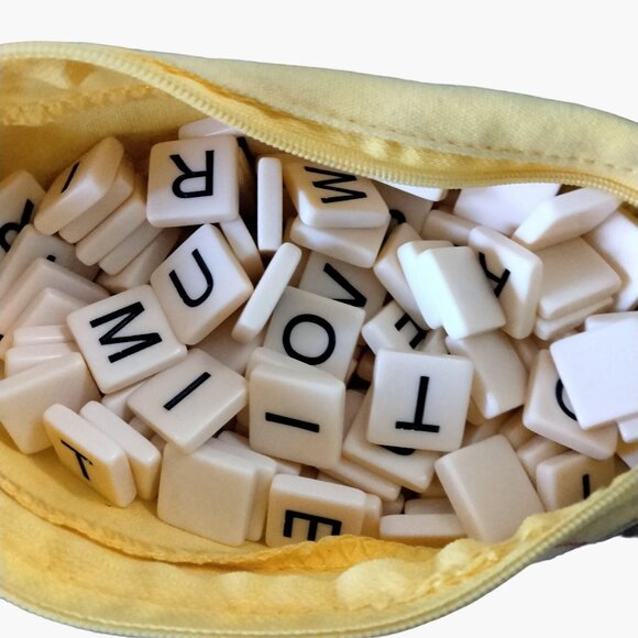 Bananagrams Word Game Ages 7 Up Anagram - Picture 2 of 4